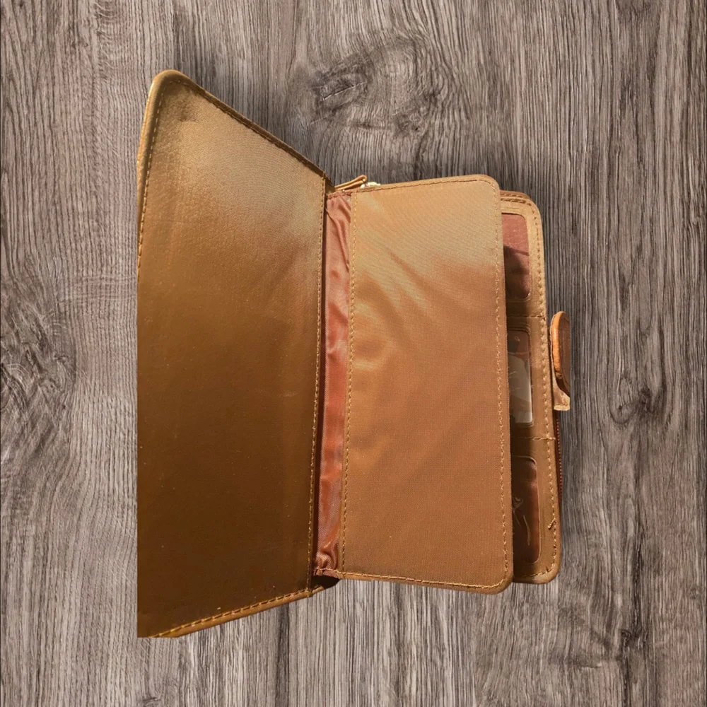 NWOT Mundi Brown Crocodile-Embossed Wallet